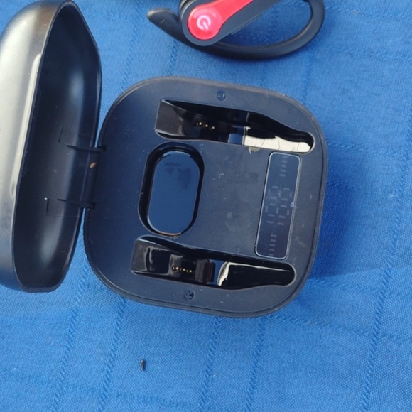 Urbanx wireless earbuds - Picture 2 of 2